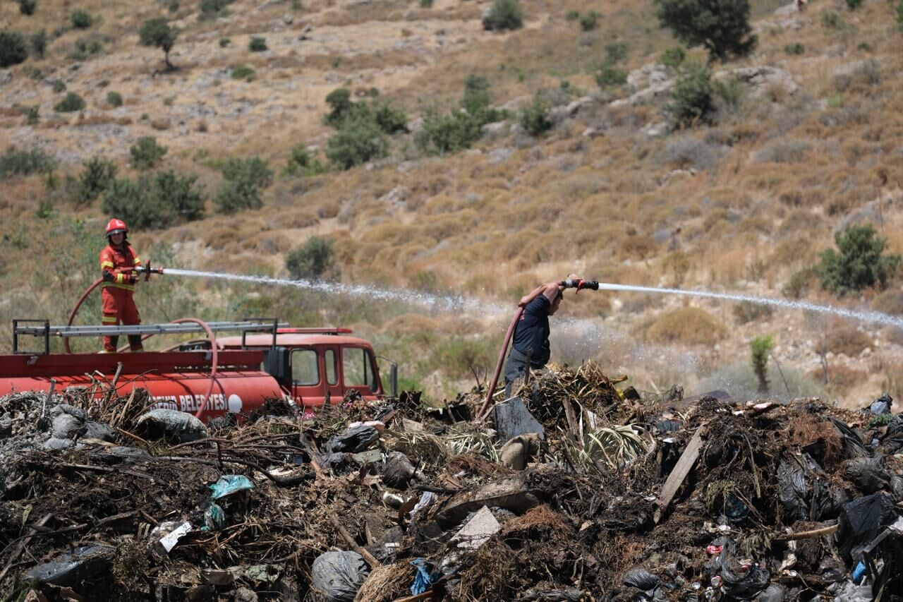 Muğla'da Yangın Sahasında Yürek Isıtan An İneklere Temiz Su Verdiler (7)