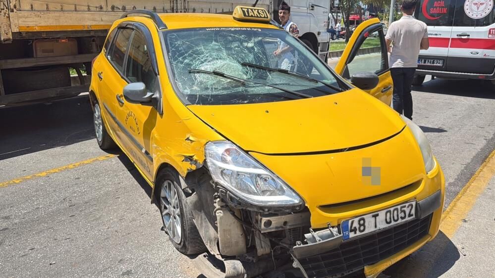 Muğla’da Kontrolden Çıkan Taksi 3 Araca Çarptı (2)