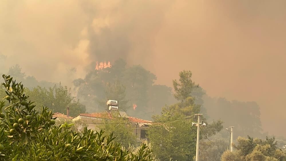 Fethiye’de Orman Yangını Yerleşim Yerlerine Ulaştı İnlice Tahliye Ediliyor (2)