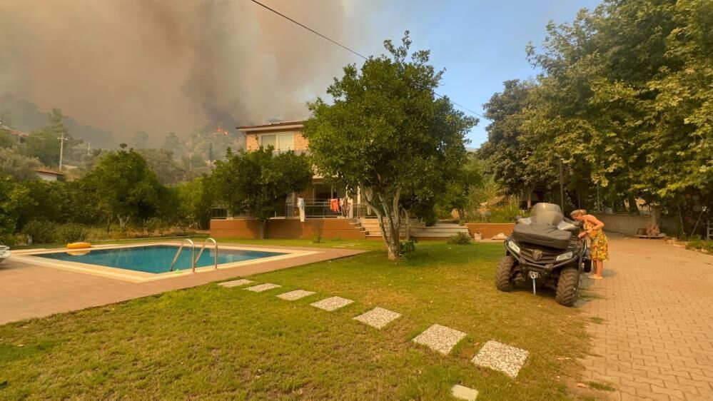 Fethiye’de Orman Yangını Yerleşim Yerlerine Ulaştı İnlice Tahliye Ediliyor (4)