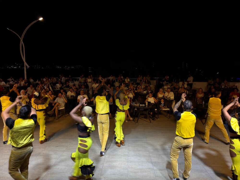 Bodrum’da Tatil Gündüz Plajda, Gece Sahne Şovlarıyla Sürüyor (2)