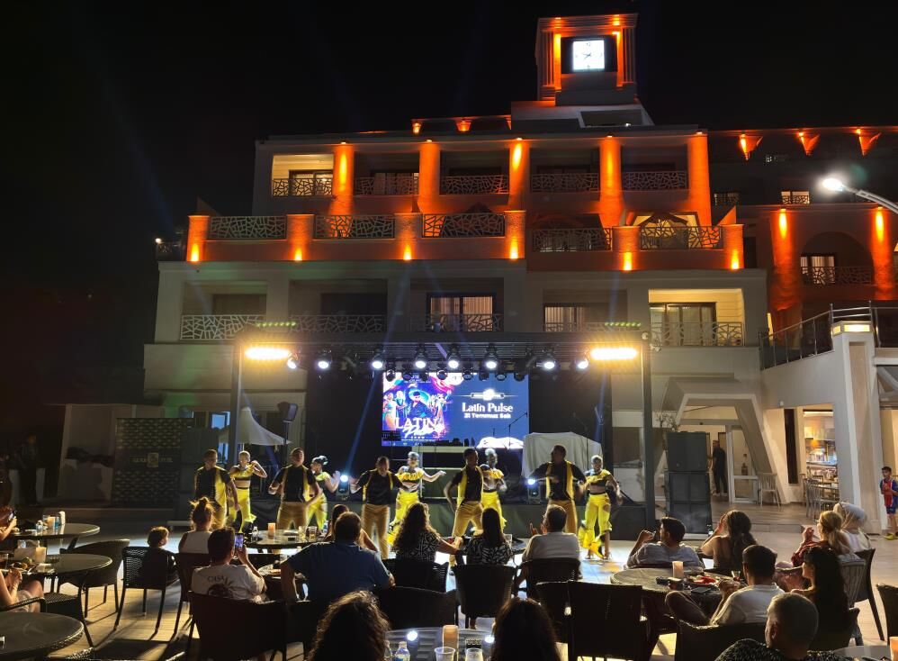 Bodrum’da Tatil Gündüz Plajda, Gece Sahne Şovlarıyla Sürüyor (3)
