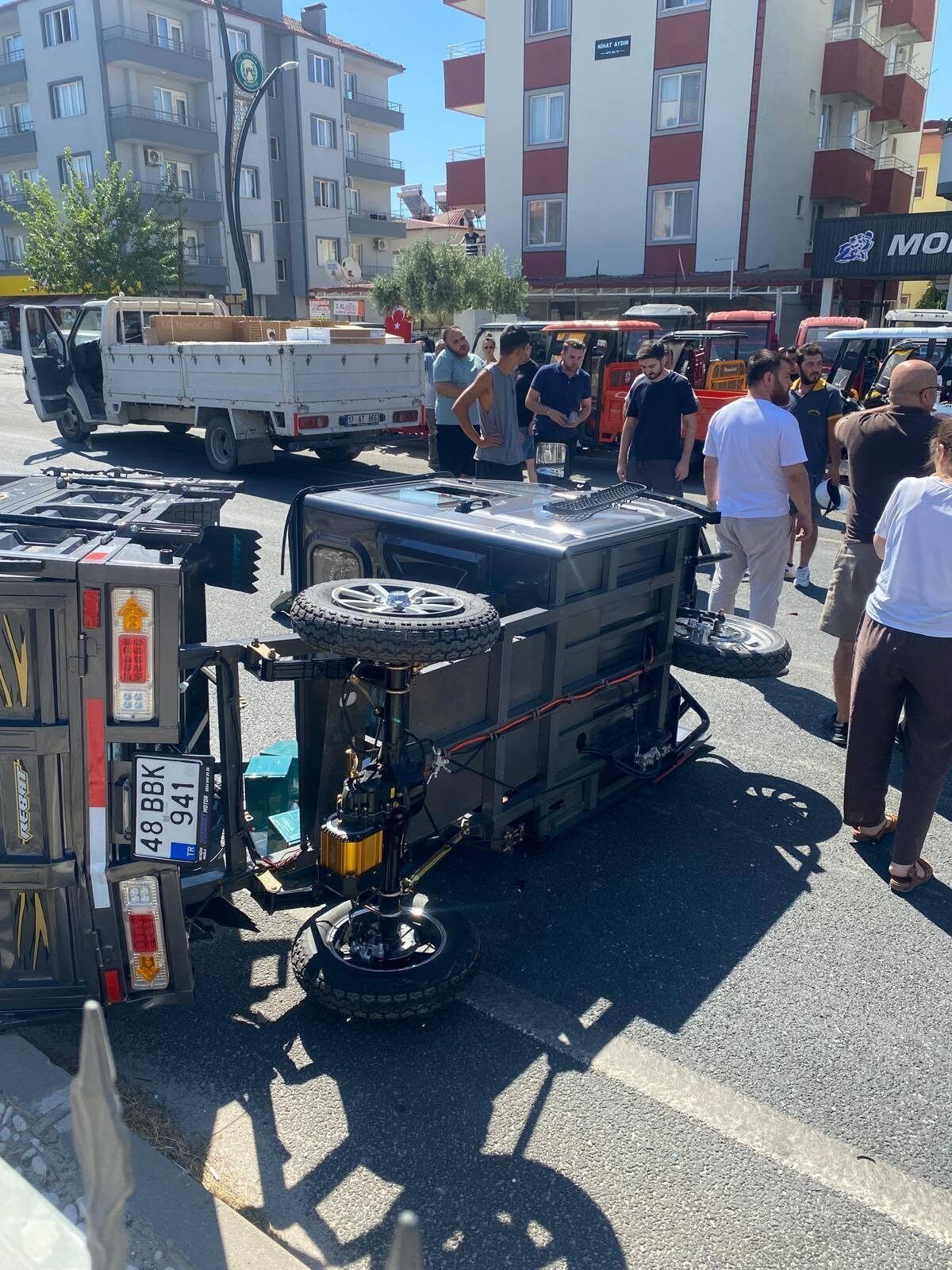 Yatağan’da Kamyonet Elektrikli Bisiklete Çarptı 1 Yaralı (1)