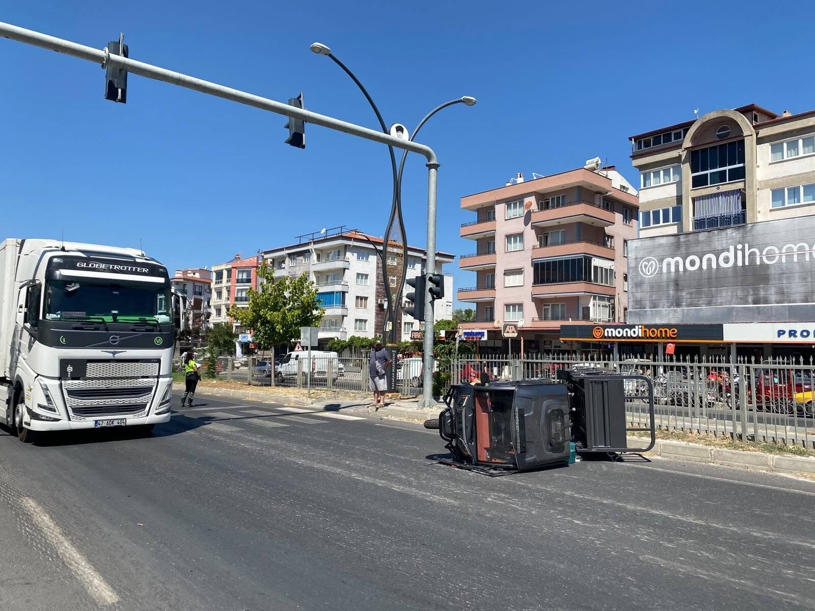 Yatağan’da Kamyonet Elektrikli Bisiklete Çarptı 1 Yaralı (3)