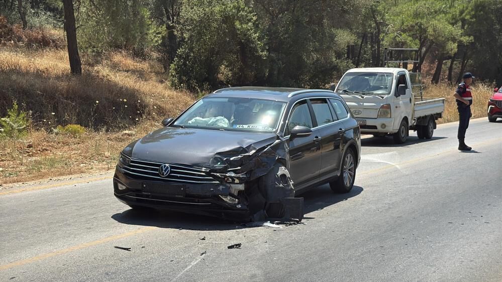 Bodrum'da Hatalı Sollama Kazası Kameraya Yansıdı (2)