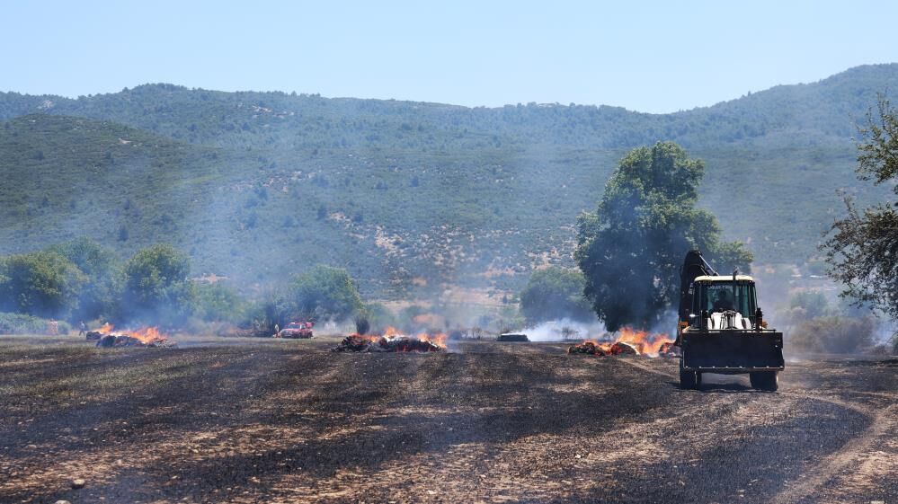 Menteşe'de Tarla Yangını Tonlarca Saman Balyasını Küle Çevirdi (4)