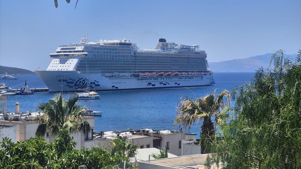 Aroya Kruvaziyeri Bodrum'a 1532 Yolcu Ve 1071 Personelle Ulaştı. Turistler Çarşı, Kale Ve Sahilde Yoğunluk Oluşturdu. Detayları Keşfedin (1)