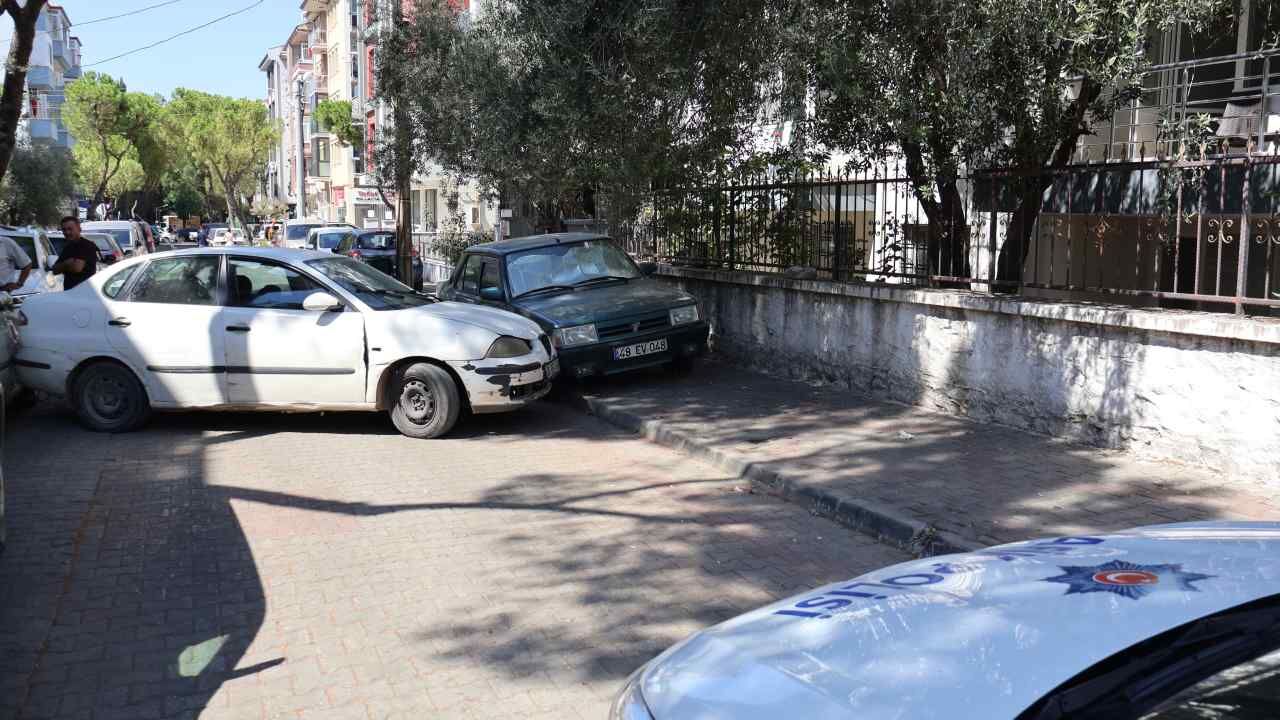 Menteşe’de Sokak Ortasında Duran Aracın Gizemi Sonradan Çözüldü (1)