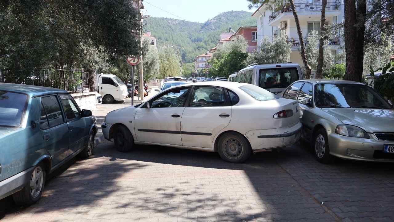 Menteşe’de Sokak Ortasında Duran Aracın Gizemi Sonradan Çözüldü (3)