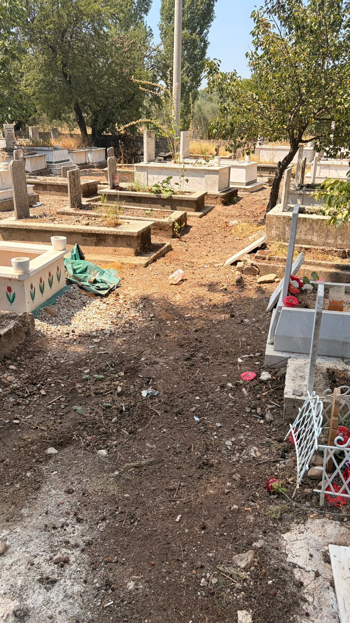 Ula’da Mezarlık Çöplüğe Döndü Vatandaş İsyan Etti (1)-1
