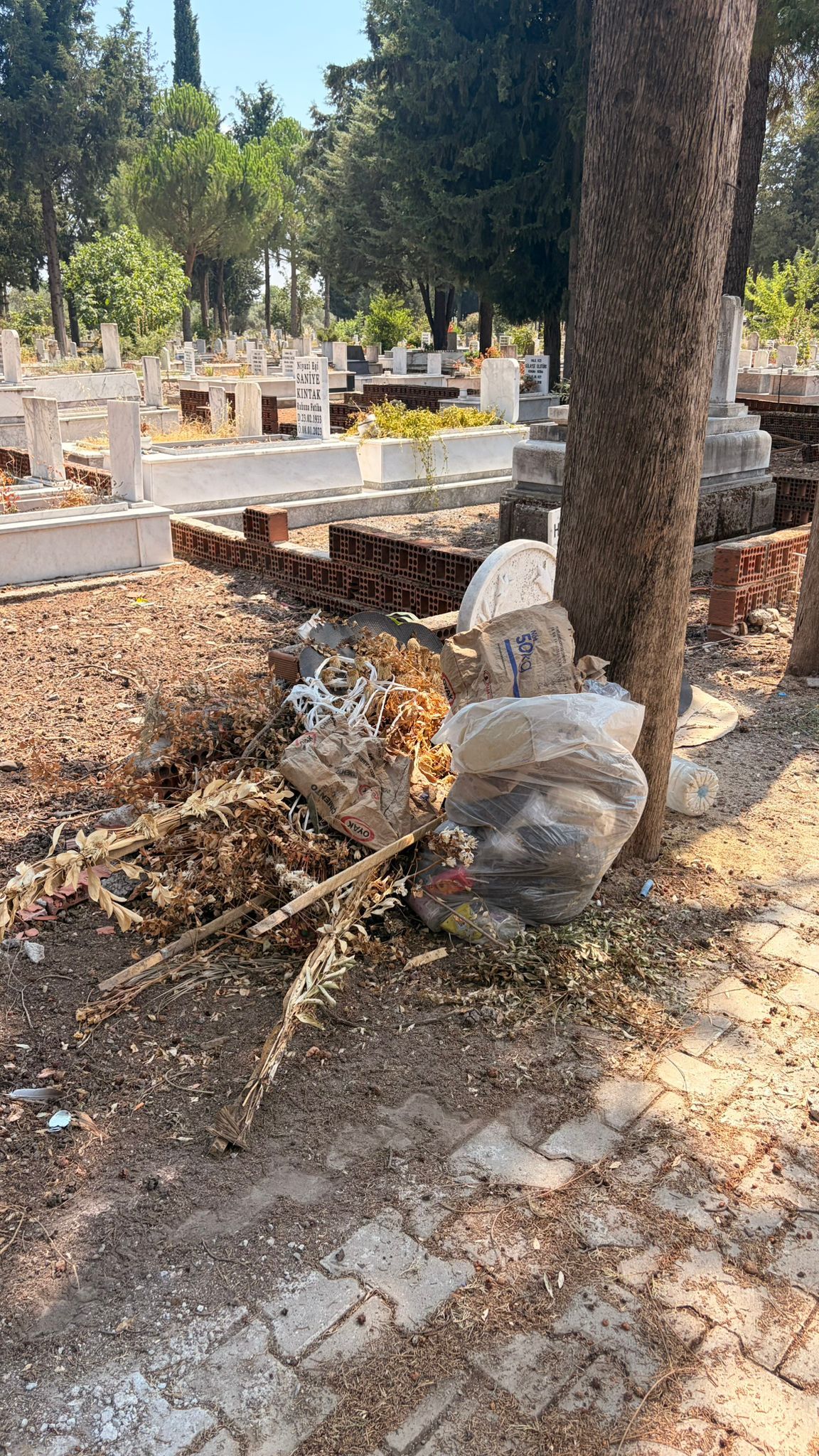 Ula’da Mezarlık Çöplüğe Döndü Vatandaş İsyan Etti (2)