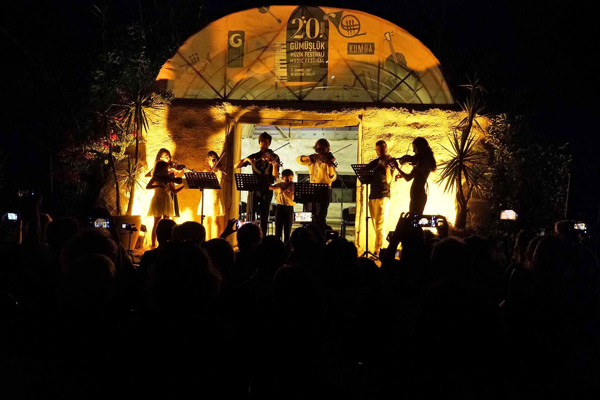 `Gumuslukte Tarihi Tas Ocaginda Klasik Muzik Soleni (2)