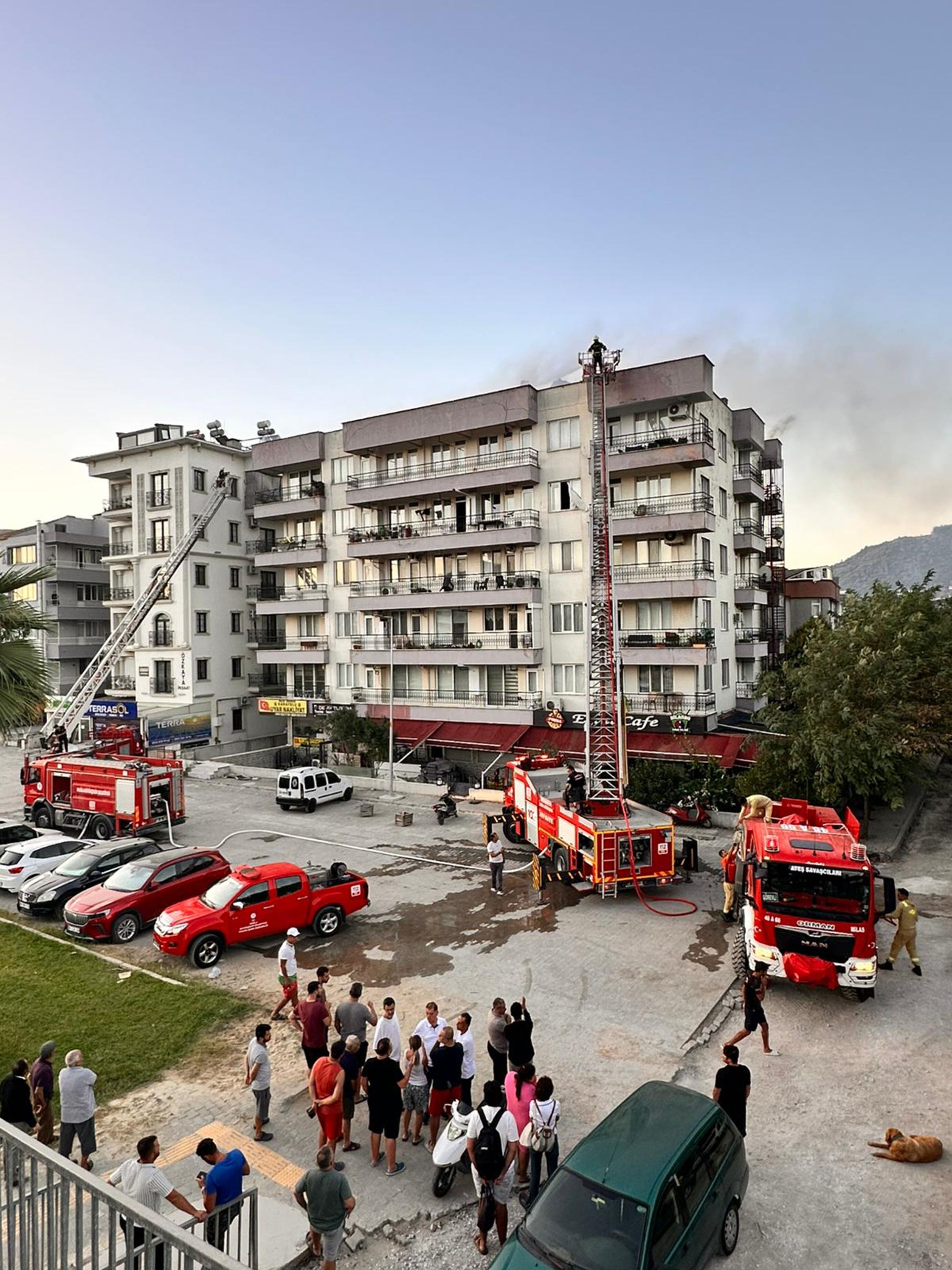 Milas’ta 5 Katlı Binanın Çatısı Alevlere Teslim Oldu (1)