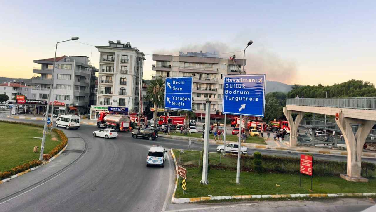 Milas’ta 5 Katlı Binanın Çatısı Alevlere Teslim Oldu (2)