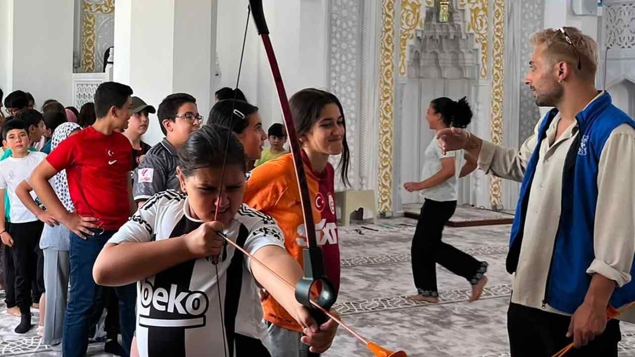 Kötekli’de Gönüllü Gençler Çocukların Yüzünü Güldürüyor (2)