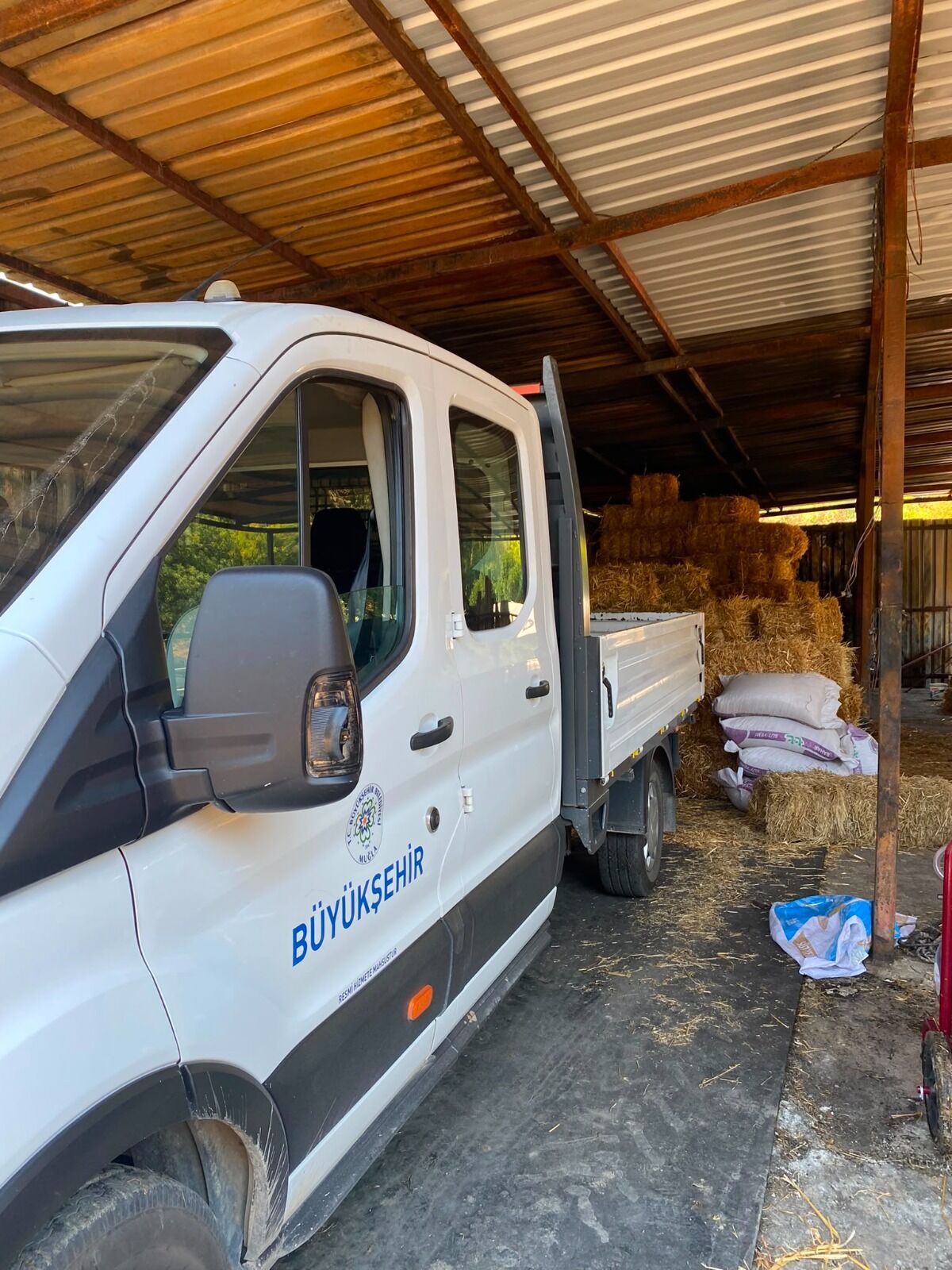 Muğla’da Yangında Her Şeyini Kaybeden Üreticiye Yem Desteği (2)