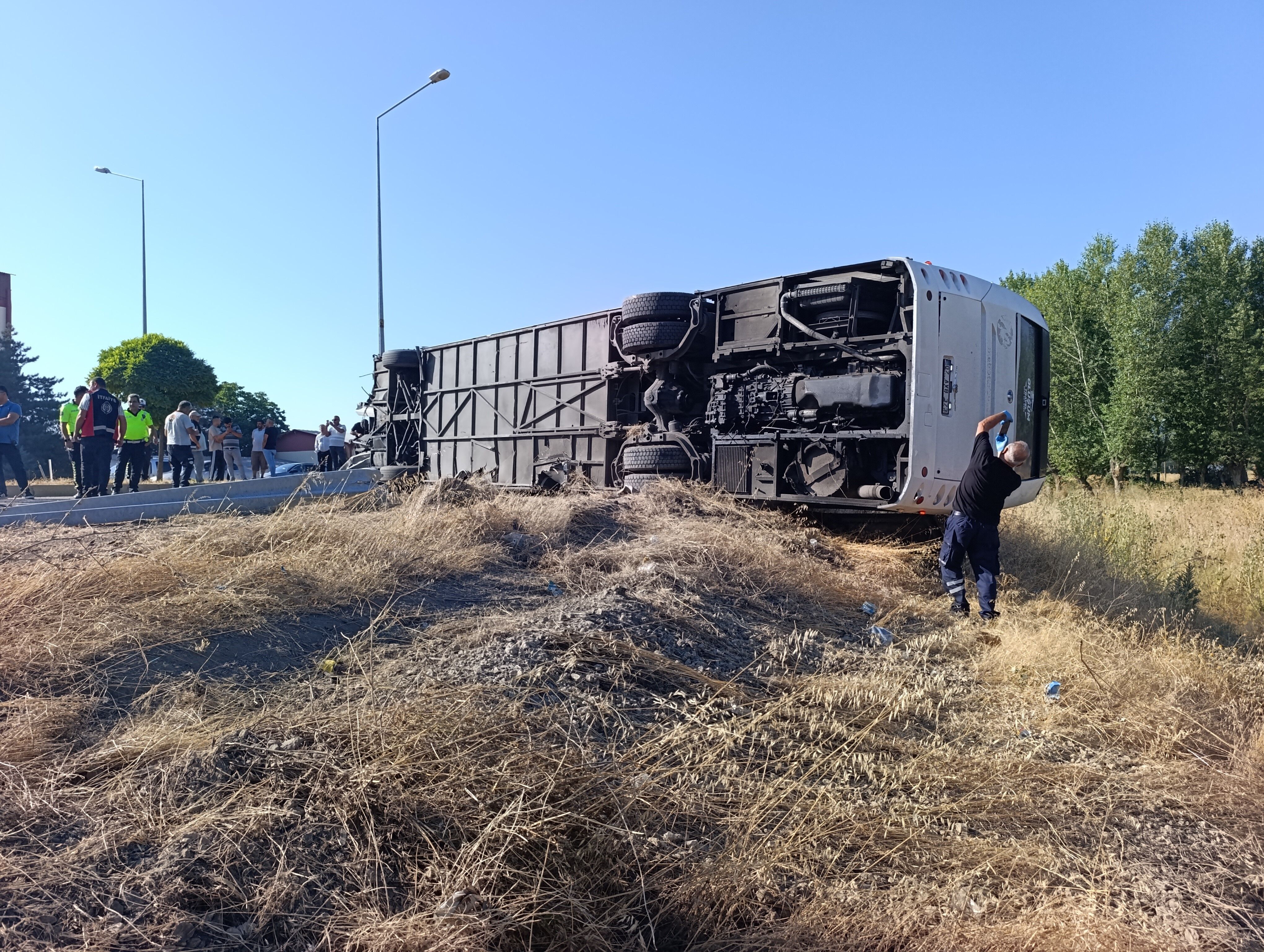 Afyonkarahisar'da Yolcu Otobüsü Devrildi 22 Kişi Yaralandı (2)