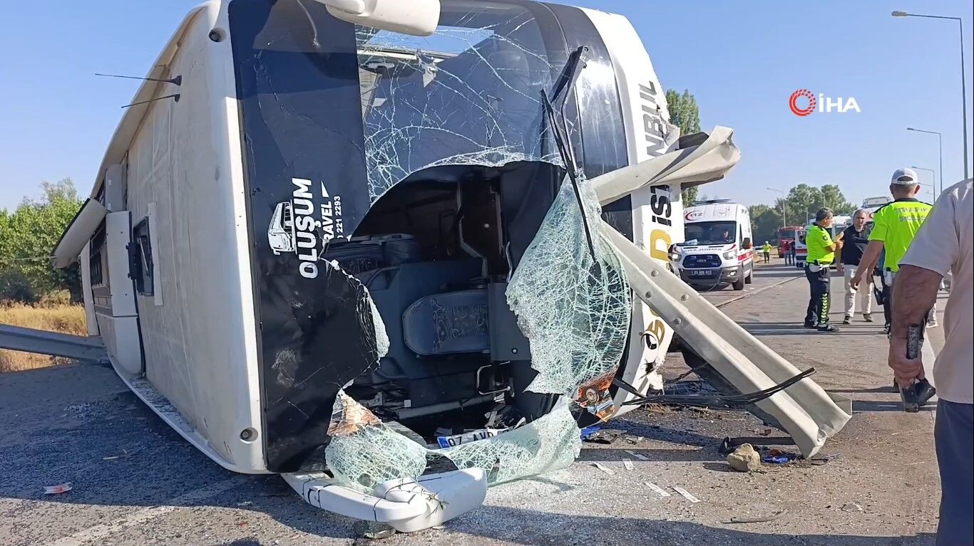 Afyonkarahisar'da Yolcu Otobüsü Devrildi Çok Sayıda Yaralı Var (2)