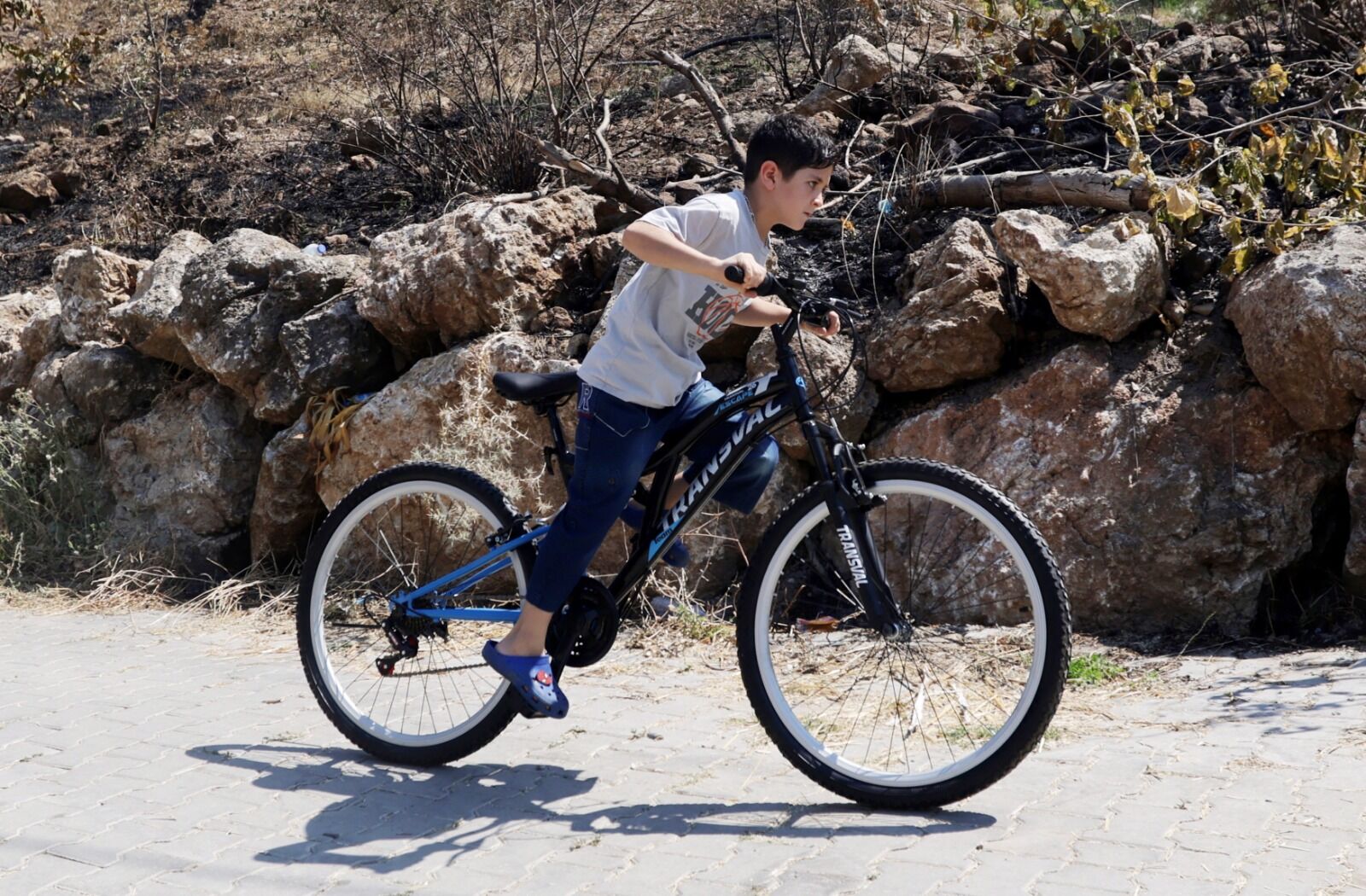 Seydikemer Yangınında Bisikleti Yanan Umut’un Yüzü Güldü (4)