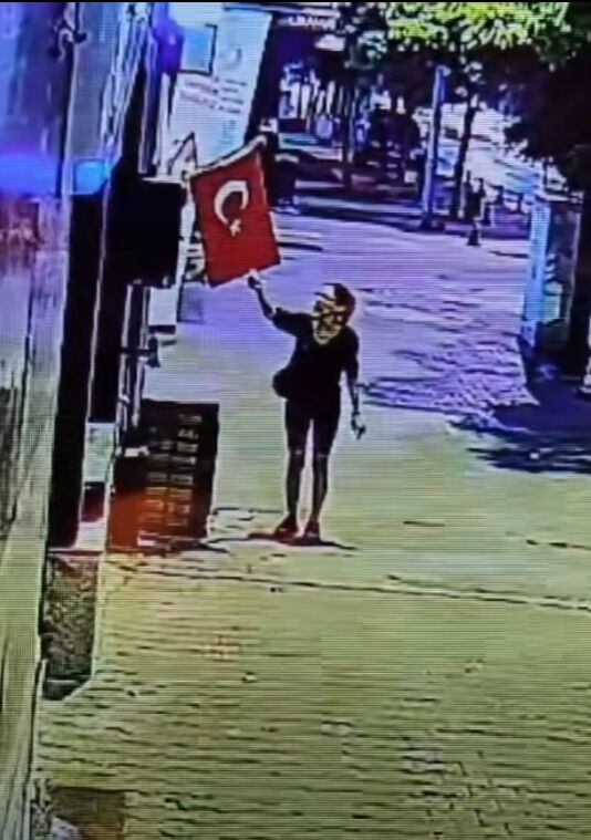 Menteşe’de Türk Bayrağını Yakan Şüpheli İçin Polis Harekete Geçti (2)