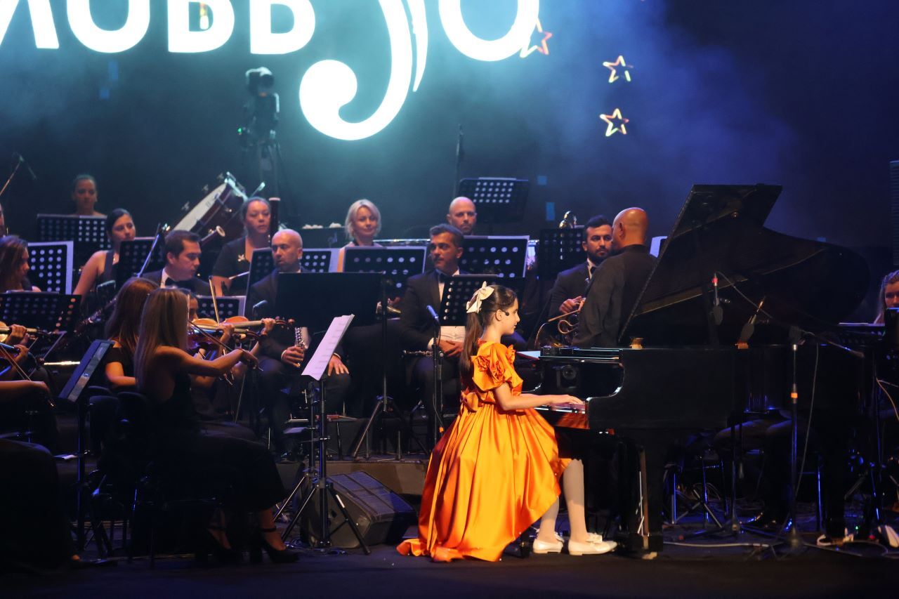 12 Yaşındaki İpek Nisa Muğla’yı Büyüledi İlk Konserinde Unutulmaz Gece (7)