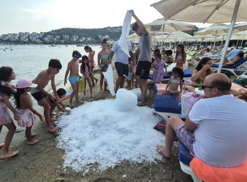 Bodrum’da Sıcaktan Bunalanlara 2 Tonluk Buz Sürprizi (2)