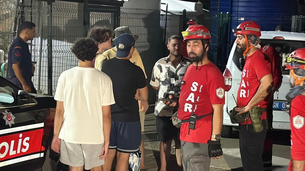 Deniz Keyfi Kâbusa Döndü 5 Arkadaş Sarp Arazide Mahsur Kaldı (1)