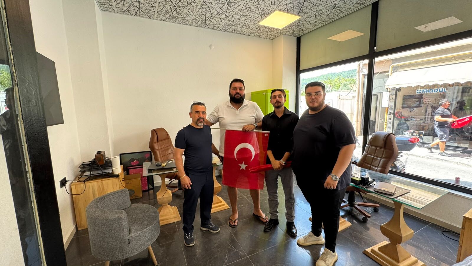 Mhp Menteşe “Bayrağımıza Sahip Çıkıyoruz” Diyerek Esnafı Gezdi (1)-1
