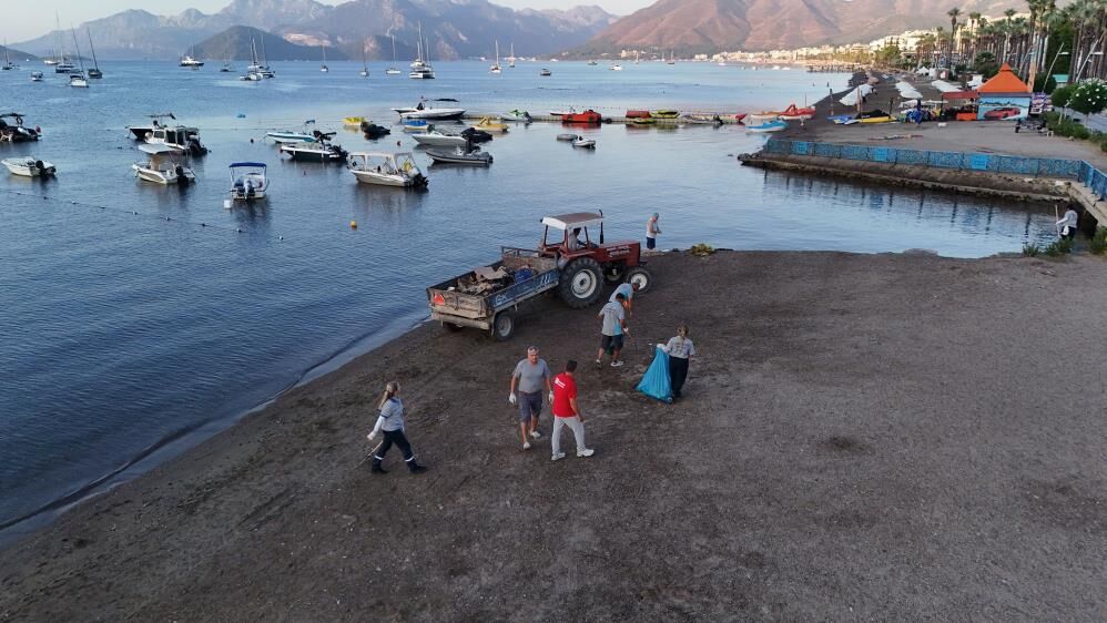 Marmaris Sahilleri Güne Temizlikle Başlıyor (1)