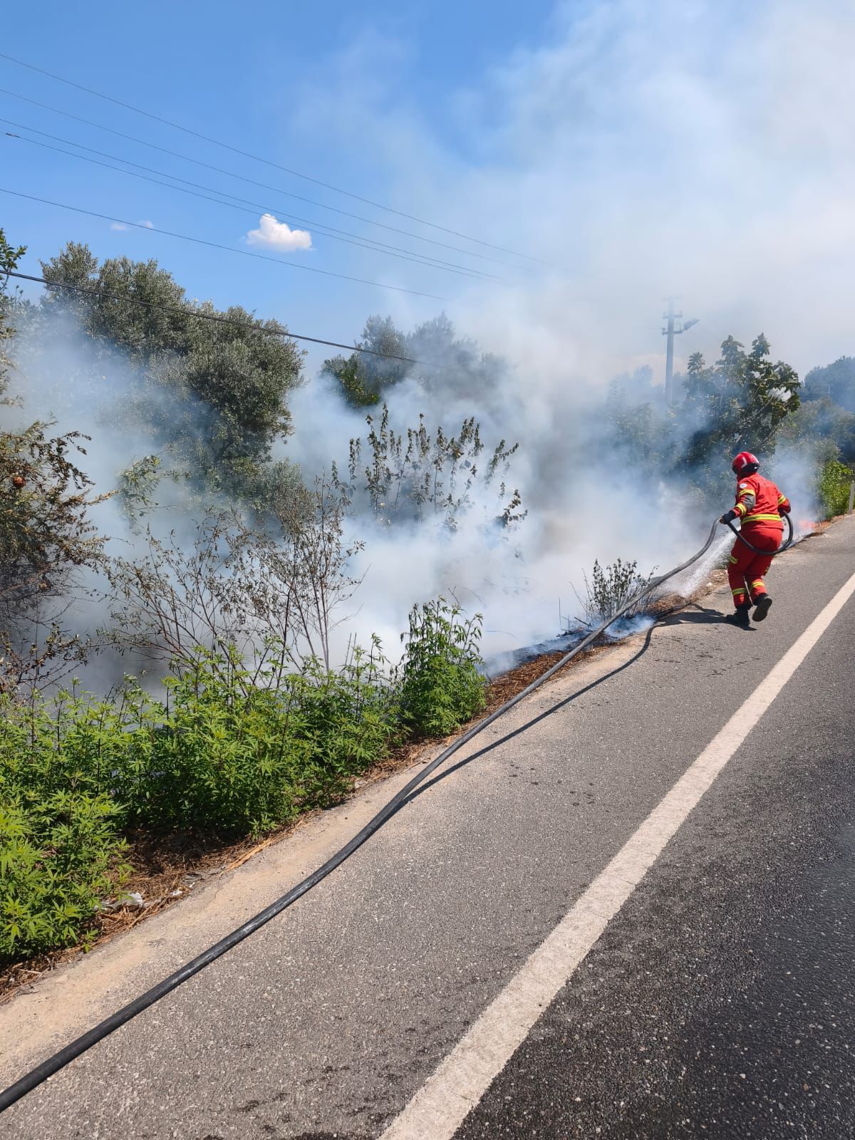 Ula’da Yol Kenarındaki Kuru Otlar Alev Aldı (2)
