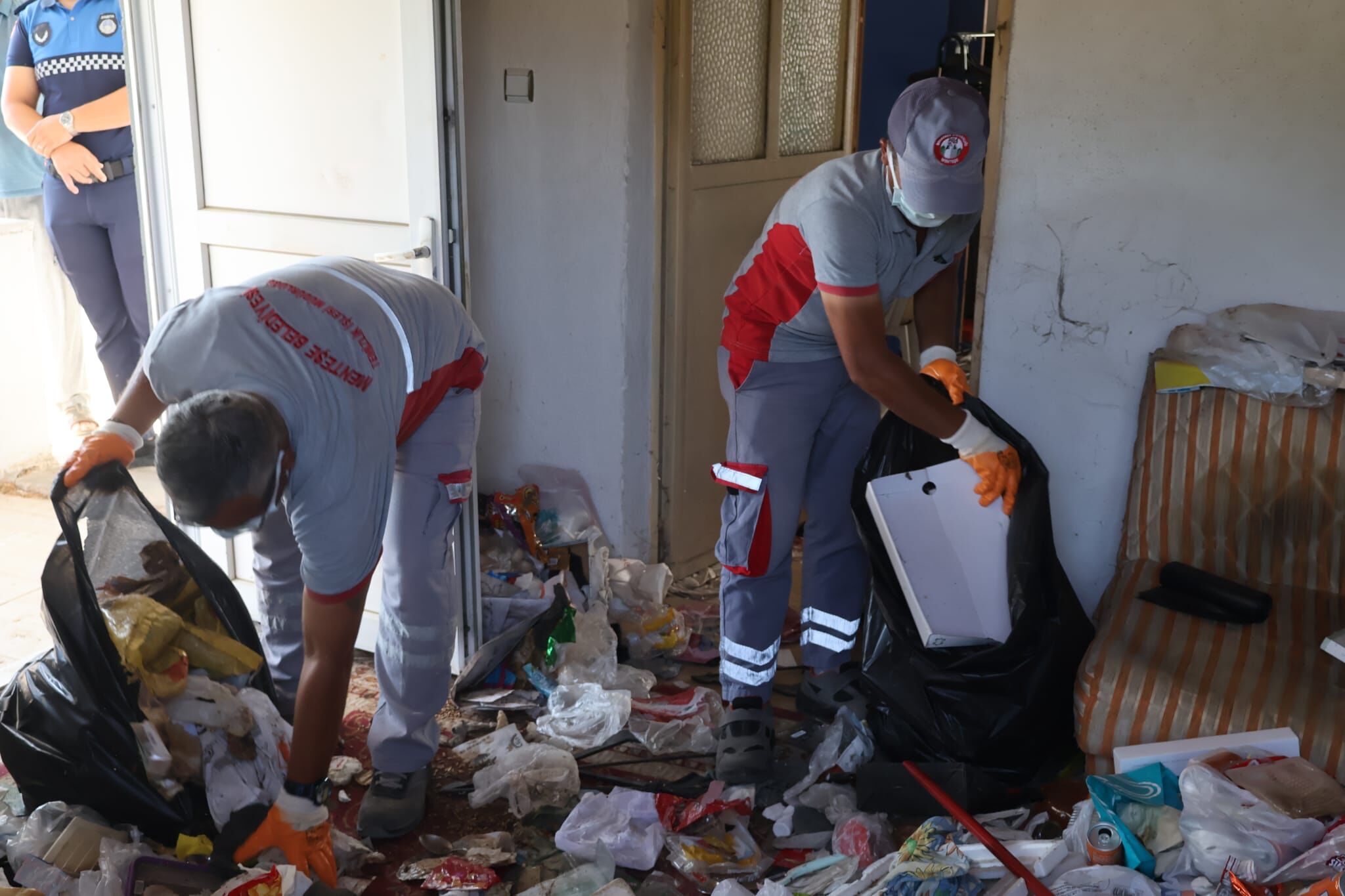 Menteşe’de Imam Izne Çıktı, Dönmedi Evinden Tonlarca Çöp Çıktı (3)