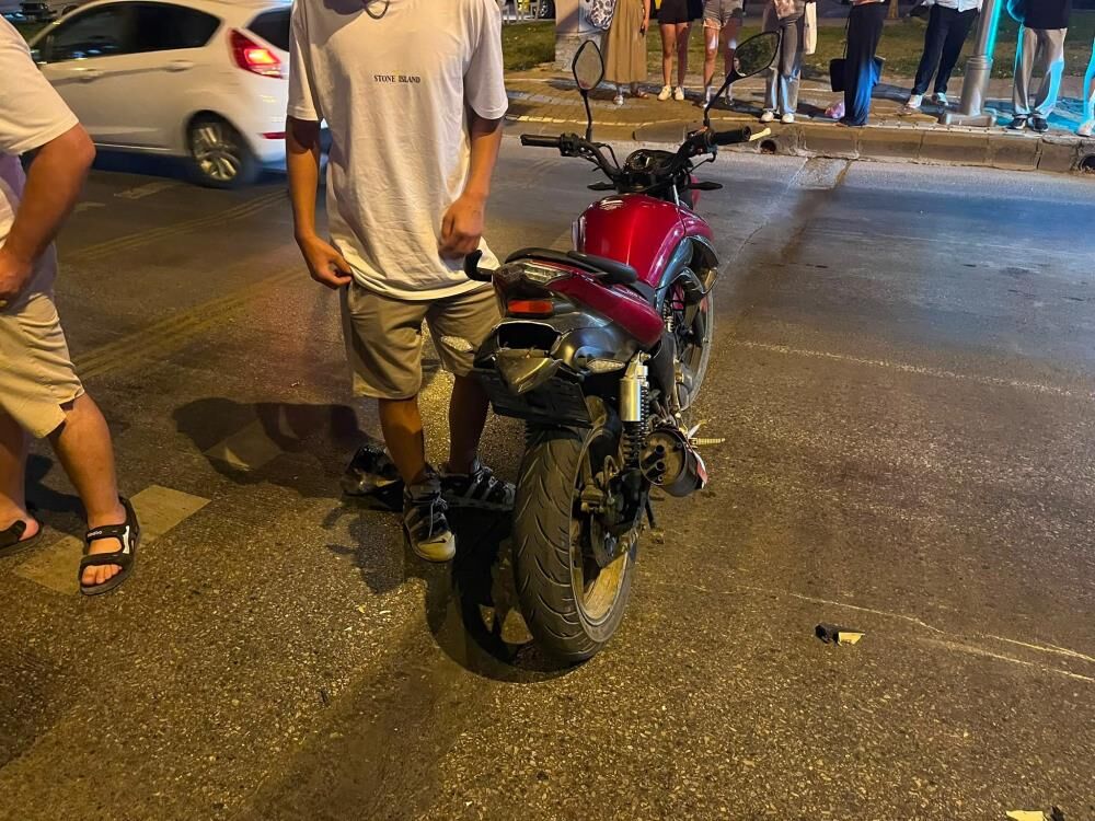 Menteşe'de Kırmızı Işıkta Bekleyen Motosiklete Çarpıp Kaçtı (2)