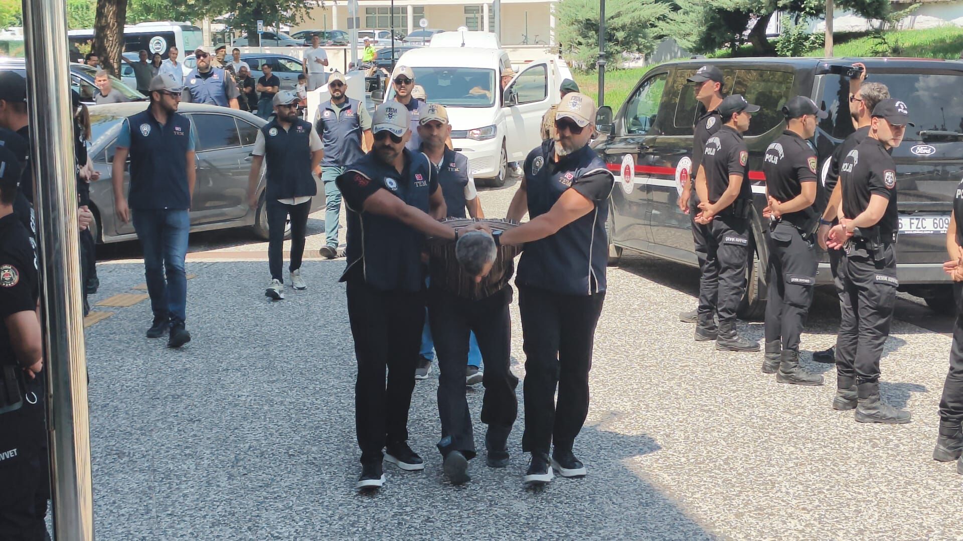 10 Yıl Sonra Yakalanan Firari Fetö'cü Burkay Karatepe Adliyeye Sevk Edildi (1)