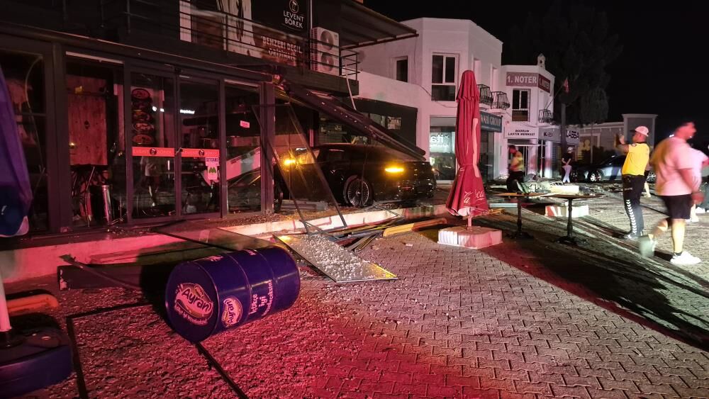 Bodrum’da Lüks Otomobil Börekçiye Daldı 2 Yaralı (1)