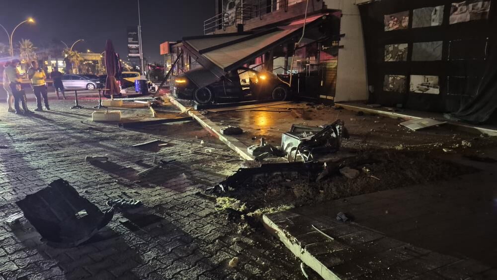 Bodrum’da Lüks Otomobil Börekçiye Daldı 2 Yaralı (3)