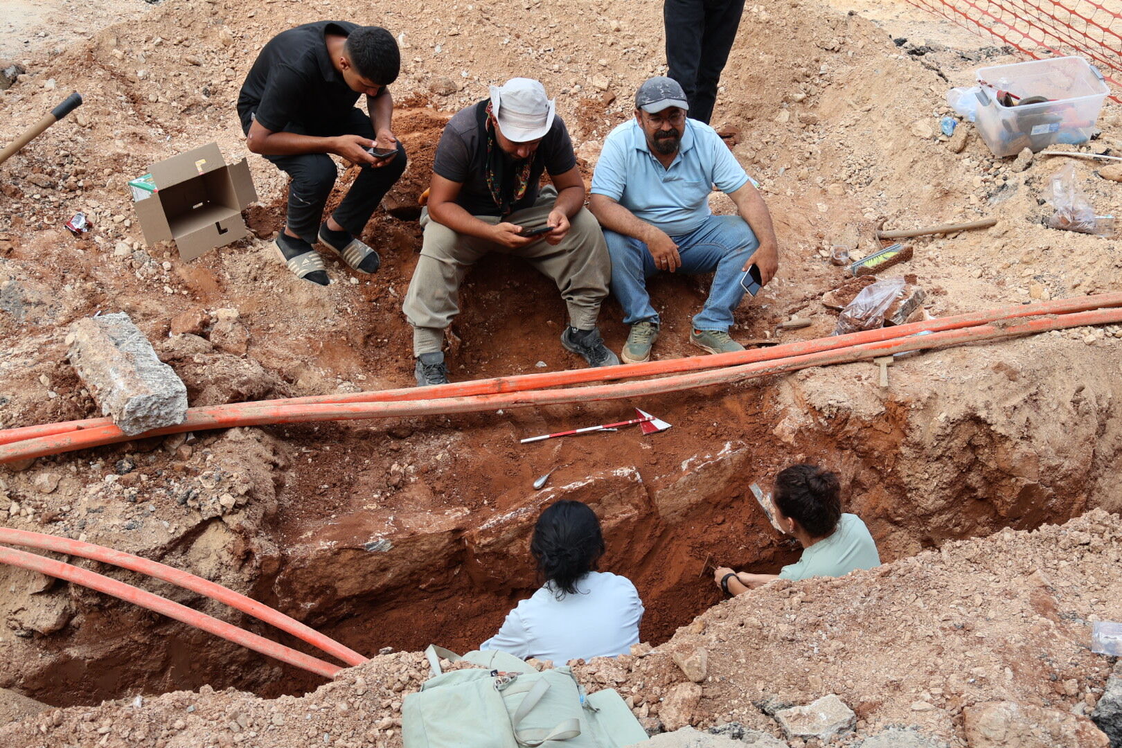 Muğla’da Altyapı Kazısında Sanduka Tipi Mezar Bulundu (6)