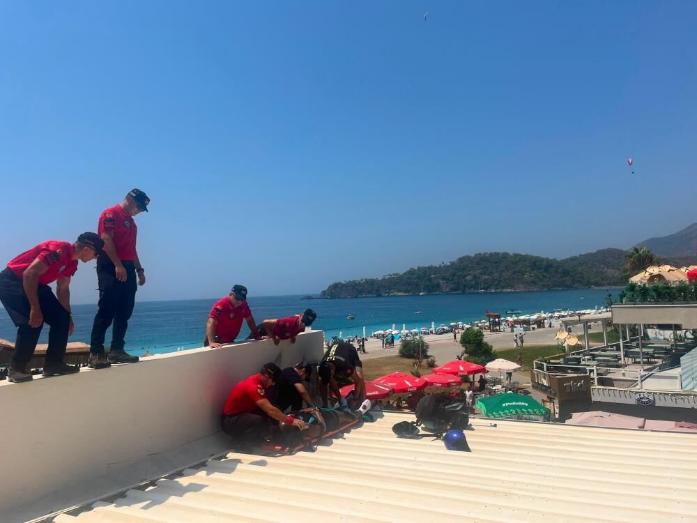Fethiye’de Yamaç Paraşütü Kazası Pilot Ve İngiliz Turist Yaralandı (1)