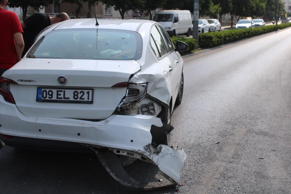 Kontrolden Çıkan Otomobil Karşı Şeride Geçti 2 Araç Çarpıştı (1)