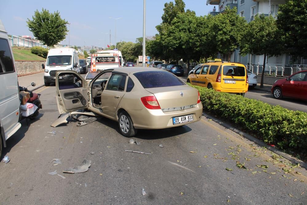 Kontrolden Çıkan Otomobil Karşı Şeride Geçti 2 Araç Çarpıştı (3)
