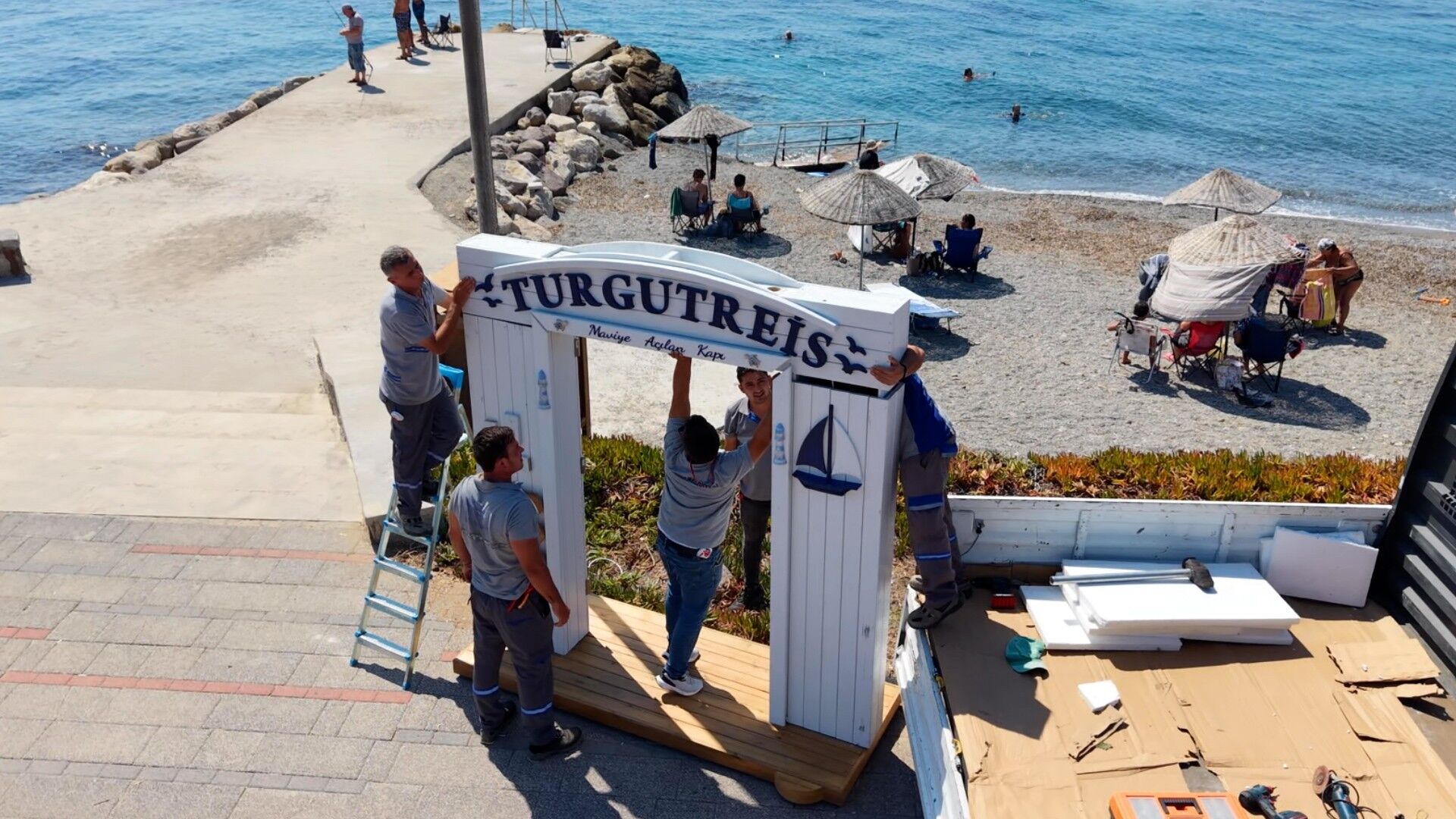 “Maviye Açılan Kapı” Turgutreis Sahiline Yerleştirildi (2)