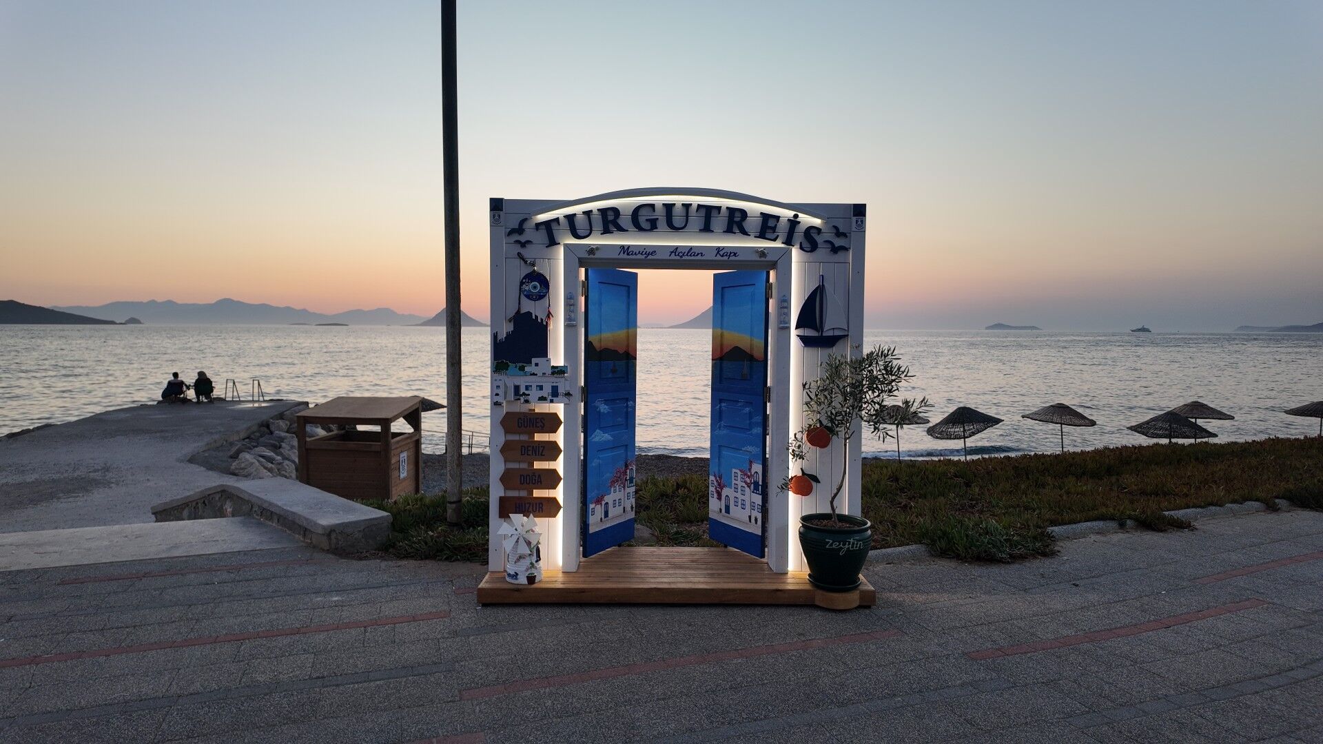 “Maviye Açılan Kapı” Turgutreis Sahiline Yerleştirildi (3)