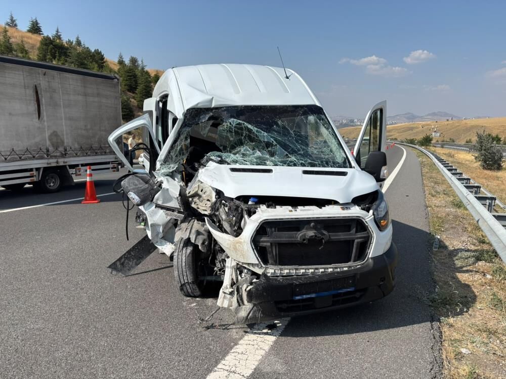 Servis Minibüsü Tıra Çarptı 7 Yaralı (2)