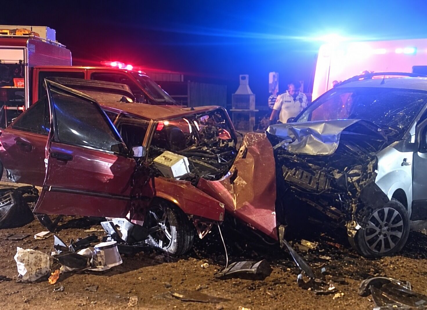 Fethiye’de iki araç kafa kafaya çarpıştı, 3 kişi yaralandı