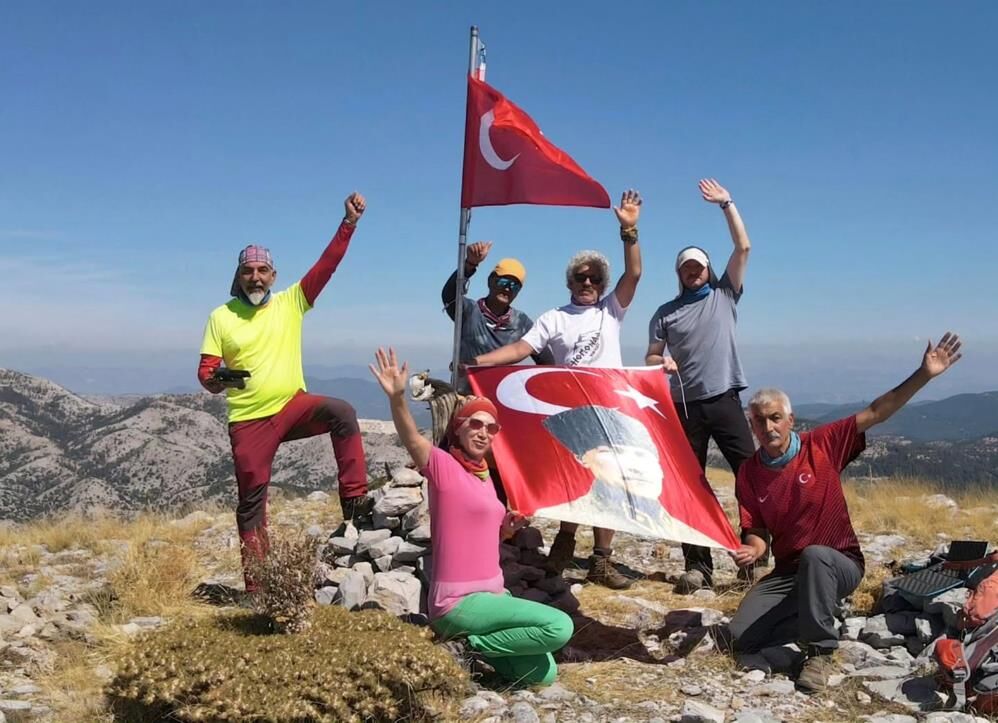 Ayuçtu Zirvesi’nde Gaziler Günü anısına Bayrak dalgalandırdılar