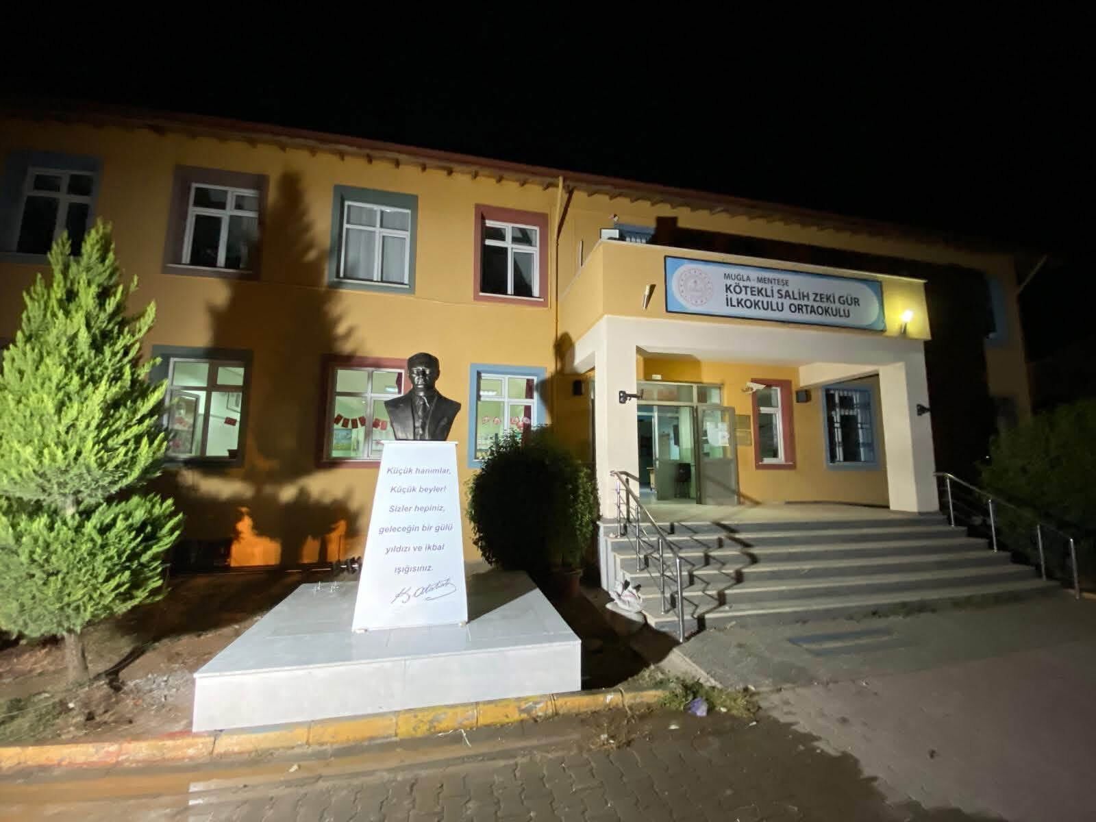 Saldırıya uğrayan Atatürk büstü aynı gün yeniden yerine konuldu