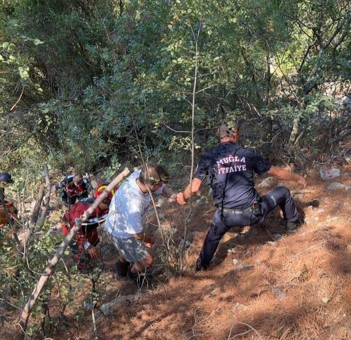 Menteşe’de araç 50 metrelik uçuruma yuvarlandı