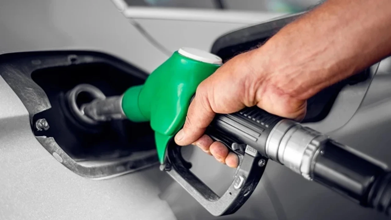 Akaryakıt fiyatları yeniden değişti: Motorine indirim geldi