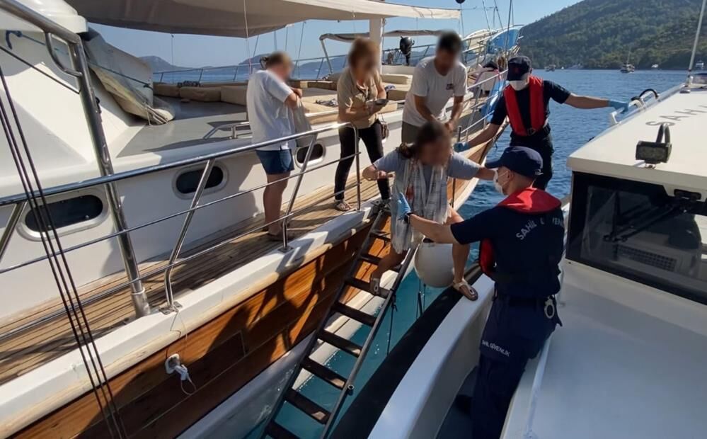 Fethiye açıklarında iki tekneden tıbbi tahliye
