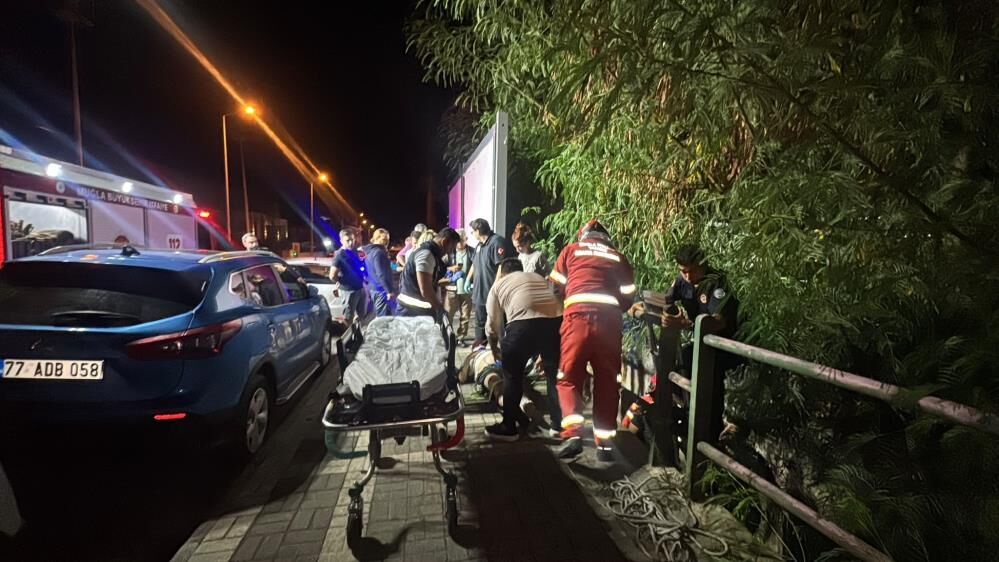 Marmaris’te Derede Hareketsiz Bulunan Kişi Hastaneye Kaldırıldı (4)