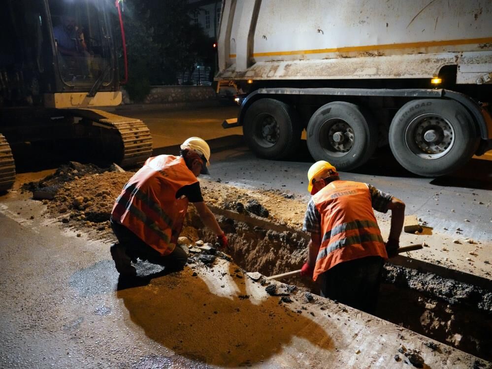 Menteşe’de içme suyu hatlarına gece mesaisi